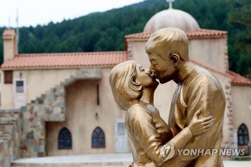Gangwon Taebaek city is in trouble with the news of Song Joong-ki and Song Hye-kyo.Taibaek city, which promoted various tourism projects based on the KBS drama Dawn of the Sun, was scheduled to hold Taebaek Couple Festival on July 27th to commemorate the opening of the Suns descendants park. Taibaek city restored the Taebaek set of the sun with a total project cost of 270 million won and opened in August 2016.In May of the following year, we created a descendant park of the sun with Uruk Cathedral, Songsong Couple statue, and large Song Joong-ki military paintings at the entrance of Taebaek Set.Since then, Taebaek city has held the Taebaek Couple Festival every summer; at the time of its first event in 2017, the Taebaek Couple Festival attracted more than 12,000 tourists for three days.