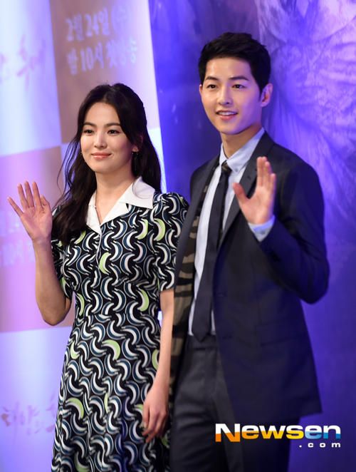 A couple of top stars in Korea and China shocked Asian fans by announcing their split on the same day.Song Joong-ki and Song Hye-kyo said they are in the process of divorce on June 27.Song Joong-ki said that he recently filed an application for divorce settlement with the Seoul Family Court, and Song Hye-kyo also said, I have been forced to make this decision because I can not overcome the difference between the two.Song Joong-ki, who married in October 2017, divorced in two years.At that time, the news of the divorce of Song Joong-ki and Song Hye-kyo was a big shock to domestic and foreign fans as they met through KBS 2TV drama Dawn of the Sun, which swept Korea as well as Asia and enjoyed the popularity of syndrome.As the shock was great, unexpected rumors came out and harassed the two.In the meantime, Chinese top Actor Fan Bingbing also announced his separation from his boyFriend Lichen.We are not us anymore, but we are still us, said Fan Bingbing, who quoted the article as saying, We have become Friends and return to Friends.Fan Bingbing and Lichen, who met through the drama Mumirang Electric, have been openly devoted since 2015, and in China, they have considered Fan Bingbing and Lichen as pre-married couples.Therefore, the announcement of the separation of the two people greatly surprised the fans of China.Licheon proposed to Fan Bingbing in 2017, but announced his separation in a situation where he was known to have delayed his marriage due to tax evasion controversy.In particular, Licheon has been showing a figure of peace as he kept the side of Fan Bingbing even when he was caught up in the detention and death due to the controversy over tax evasion last year.Asian fans are shocked by the announcement of a breakup on the same day by a top-star couple in Korea and China.emigration site