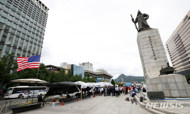 ãìì¸=ë´ìì¤ã ê³ ë²ì¤ ê¸°ì = ìì¸ìê° ê´íë¬¸ê´ì¥ì ë¶ë² ì²ë§ì ì¤ì¹í ì°ë¦¬ê³µíë¹(êµ¬ ëíì êµ­ë¹)ì ëí´ 27ì¼ ì¤í 6ìê¹ì§ ë°ëì ì² ê±°í  ê²ì ìêµ¬íë¤. ì¬ì§ì ì´ë  ì¤ì  ìì¸ ì¢ë¡êµ¬ ê´íë¬¸ ê´ì¥ì ì°ë¦¬ê³µíë¹ ì²ë§ë¤ì´ ì¤ì¹ëì´ ìë ëª¨ìµ. 2019.06.27. bjko@newsis.com