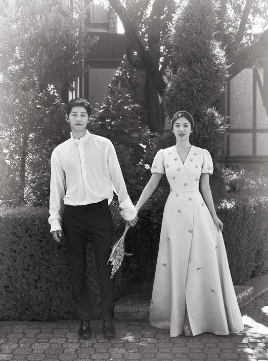 The couple, Song Joong-ki (35) and Song Hye-kyo (38), who were called the couple of the century after getting the modifier Song Song Couple, divorced.He was married in the fall of 2017, but turned to South less than two years ago.Song Joong-ki and Song Hye-kyo married at a hotel in Jangchung-dong, Seoul on the 31st, the last day of October 2017.The wedding ceremony was also reminiscent of the so-called 007 operation because the marriage announcement was carried out without the recognition of devotion.Song Joong-ki and Song Hye-kyo married at a hotel in Jangchung-dong at 4 pm on October 31 of that year and signed a marriage for about a hundred years.Song Song Couple, who developed into a real lover in the drama The Daughter of the Sun (2016), playing Yoo Si-jin and Kang Mo-yeon respectively, made a fruitful love by getting married.It has received high attention from all over Asia beyond Korea.Before the wedding, Song Joong-ki and Song Hye-kyo announced on July 5 of the same year, (with the other party who was the opponent of the love affair) we will marry on October 31.But she had been married for a year and eight months, and she had been shocked by the surprise announcement.We are currently in the process of divorce after careful consideration with our husband, said UAA, a member of Song Hye-kyos agency, who said, The reason is that the two sides have not overcome the differences between them, and we have to make this decision.We respectfully ask for understanding that the other details are the privacy of the Actors of both sides and we cannot confirm them.Meanwhile, Song Joong-ki made his debut with the movie Ssanghwa Store (director Yoo Ha) released in 2008, enlisted after the drama Sungkyunkwan Scandal, Deep Trees and Good Man Without the World film Wolf Boy and appeared in Gunhamdo (director Ryu Seung-wan, 2017) after his discharge.Song Hye-kyo made his debut through the drama First Love broadcasted in 1996, and has become popular through sitcom Sunpung Obstetrics and Gynecology and drama Autumn Fairy Tale.The drama All In, Full House, The World They Live in, That Winter, The Wind Blows, etc. have been expanded.