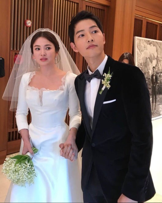 From meeting to parting. Song Joong-ki - Song Hye-kyo couple lead dramatic developmentSong Joong-ki and Song Hye-kyo met as partners on KBS 2TV Dawn of the Sun, which caused the syndrome in 2016, and developed into a real lover.Im acting with Song Hye-kyo, and the love line?Song Joong-ki, who said, There were times when I could not believe it, won both work and love with Song Hye-kyo as a sun descendant.The two men, who have denied the romance several times but have been hotly informed of their marriage: writing directly to a fan cafe in July 2017.Song Hye-kyo said, For a long time, I thought that the faith and trust that Mr. Jung showed me would be good for the future together, and I was grateful for the true heart of me and I was also confident about him.Song Joong-ki said, After having a happy time as a descendant of the sun, I had another precious friend and became a loving lover by confirming each others sincerity.I will continue to live as a strong leader of a family as a wonderful actor without changing my mind. So Song Joong-ki and Song Hye-kyo signed a wedding ceremony at the Shilla Hotel Guest House in Jangchung-dong, Seoul on the afternoon of the 31st.The two people in the celebration of the super-luxury corps such as Park Bo-gum, Cha Tae-hyun, Kim Min-seok, Cho Sung-ha, Super Junior Donghae, Lim Joo-hwan, Lee Kwang-soo, Mi-yeon, Zhang Ziyi, Choi Ji-woo, Kim Hee-sun, Jeon In-hwa,After marriage, they kept their class as fever as Actor.Song Joong-ki made a comeback three years after The Suns Descendants, confirming the casting of tvNs Asdal Chronicles early on.Song Hye-kyo returned to tvN boyfriend with Song Joong-kis best friend brother Park Bo-gum and showed off the essence of melodrama.The two men suddenly announced their divorce, and although there have been several rumors of divorce from China, they have passed it over.On the 27th, however, Song Joong-kis legal representative informed the Seoul Family Court that he had filed an application for divorce settlement.Its Song Joong-ki - Song Hye-kyo, which has made South Korea shake up from meeting to divorce.KBS to offer Blossom Entertainment