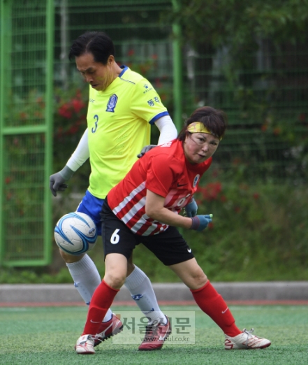 남자축구단과의 친선경기에서 조선화(56) 선수가 공다툼을 하고 있다.