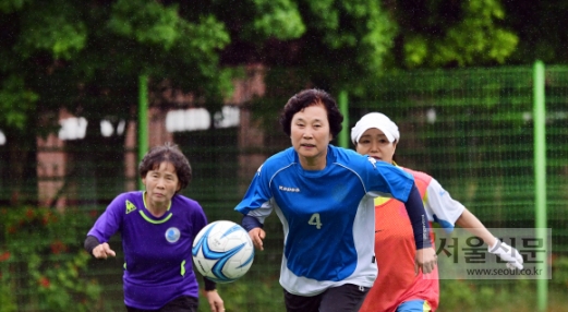 연습경기 중 튀어 나가는 공을 차지하기 위해 권영늠(60) 단장을 비롯한 선수들이 힘차게 뛰어가고 있다.