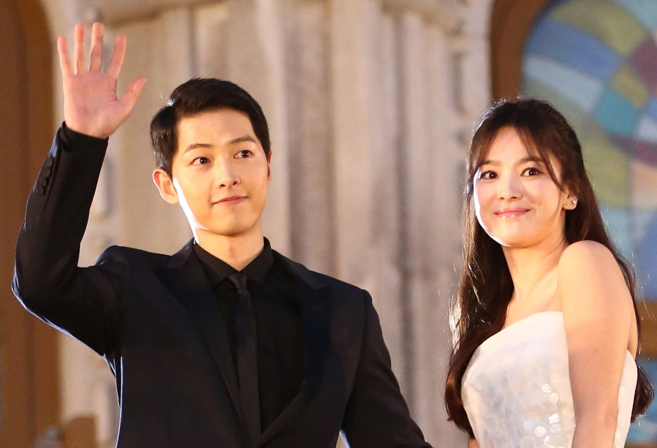 Song Joong-ki and Song Hye-kyo, who married in October 2017, will go through the divorce process. Song Joong-kis legal representative filed for divorce mediation at the Seoul Family Court on June 26.The news of their separation was spread not only in Korea but also in overseas media.
