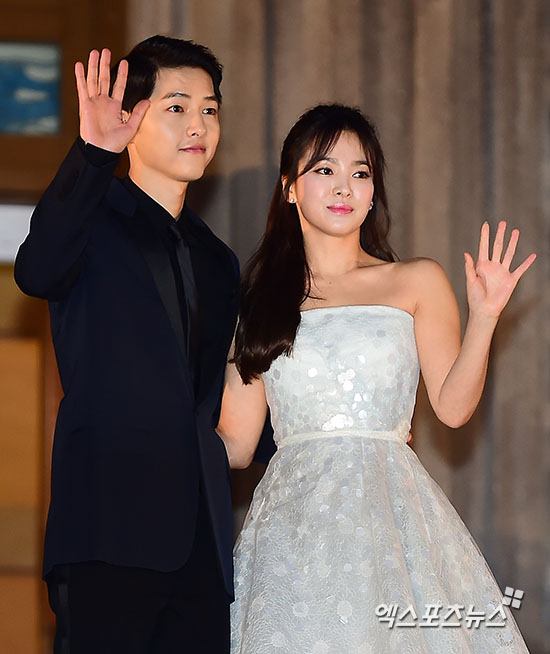 Actor Song Joong-ki and Song Hye-kyo have issued a statement saying fans cheer the two, amid shock over the news of their divorce.Song Joong-ki reported on the 27th that he filed for divorce with Song Hye-kyo through a legal representative.Song Hye-kyo agency UAA Korea also said on the same day, We are in the process of divorce after careful consideration with our husband.Song Joong-ki and Song Hye-kyo developed into lovers through KBS 2TV Dawn of the Sun which was broadcast in 2016.After several rumors of his devotion, he admitted to his devotion, and in October 2017, he signed a marriage, but he chose his own path in a year and eight months of marriage.Many people who have heard this news are in shock.Fans expressed their regret over the divorce of Song Joong-ki and Song Hye-kyo, but released a statement saying they would support the two.On the 27th, the Dish Inside Drama Gallery said, I have no way to forgive the news of the Song Joong-ki - Song Hye-kyo couple and I have no way to be so terrible. Song Joong-ki and Song Hye-kyo were so beautiful and ecstatic, and gave Feelings to the climax of the art work. I could not imagine the dream of getting to know the news of today, he said. But I do not want to blame each other too much because the sky has decided to be a persons relationship.I think that good things will come to forget the pain of today in the future, as there is a saying that I am as mature as I am sick. Meanwhile, Song Joong-ki Song Hye-kyos divorce mediation case will be taken up by the 12th Household and Reader of the Seoul Family Court (Jang Jin-young, chief judge).The first adjustment date is expected at the end of July.Specialist in the Dish Inside Drama Gallery.Other Korean Drama Gallery, a community where fans who like domestic dramas gather to communicate and form empathy with each other, is a representative space that continues to communicate about the work even after the end of KBS2 drama The Suns Descendants, which was aired in 2016.Today, Song Joong-ki - Song Hye-kyo We are informed of the news and officially announce the statement because there is no way to forbid the terrible Feelings.Song Joong-ki - Song Hye-kyo couple developed into lovers through the drama Dawn of the Sun and married in October 2017, and received support from many people at the time.The Song Joong-ki - Song Hye-kyo couple were so beautiful and ecstatic that they gave Feelings, who seemed to be fascinated by the superb view in the artwork.And because they were the love of each other, I could not imagine that I would hear the news of today.However, I do not want to blame each other too much because the sky is determined by the relationship of people. I mature as much as I am sick.As there is a saying, I think that some good things will come to forget the pain of today in the future.Other domestic drama gallery is a desire for Song Joong-ki - Song Hye-kyo couple to stand in front of their fans in bright form through good works in their lives in the future.Finally, I would like to convey a heartfelt message to comfort the people who are deeply depressed by the news of the two people.Parenting with someone you loved must hurt - the biggest reason is that each other belonged to each other.Because he was once part of me, and I was once part of him, and the things that stay in us and hide their tracks do not disappear quietly.As they move away, they throw something away and leave, and a lump springs up in their hearts, a solid mass of wounds that can not be cut with the blade of time.The parting was once part of me, and I cut something out of me and run away, and a hole in my chest is created, a large air that can not be filled with anything.In the course of time I barely realize that the things that end at the beginning and the people who have disappeared around me are still quite deeply involved in my life.Many of the things that make me hard now have made me happy in the past.The most precious thing goes to the farthest place.So before each other is swept away by the river of time, before all the memories are full, we must read and count the people around us.We can always, we can start again.- Lee Ki-joo, what was once preciousAll the other domestic drama galleries on June 27, 2019Photo = DB