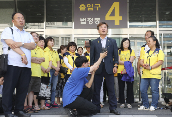 For parents with children attending autonomous private high schools (self-accidents), news of the cancellation of the designation of the self-employed high school was shocking.After the Sangsan High School in Jeonbuk and Andong Dongsan High School, Busan Haeundae High School has been eliminated from the re-designation of its own high school, and the opposition of the school and parents is getting bigger.The Judgment of the first trial of the Cheong Wa Dae and the Cabinet personnel, who were handed over to the trial for obstructing the establishment and activities of the Special Investigation Committee (Special Committee) for the Sewol ferry disaster, also came out.All of the indicted people were suspended or acquitted, and when they were spared from prison, the families of the Sewol victims were shocked.And it was a long week when Kim Myung-hwan, chairman of the National Min-Ju Trade Union Federation, was arrested and released after six days of arrest.The keywords this week are △ Song Joong-ki and Song Hye-kyo divorce △ cancellation of self-inflicted △ The Judgment of the first trial of Seowall special investigation △ Kim Myung-hwan release.Song Joong-ki and Song Hye-kyo couple break down ..The spread of Jirashi caused the hard-line legal response actors Song Joong-ki and Song Hye-kyo couple to break down.It was only a year and eight months since they married. The two, called the Song Song Couple, appeared together in the drama Dawn of the Sun broadcast in February 2016 and developed into lovers.The two men announced their marriage on July 5, 2017, and on October 31 of that year, they married the century with the interest of Asian fans such as China and Japan as well as domestic.But the relationship between the couple did not last long; the news of their breakup was released to the public as their legal representative said on the 27th that they had filed a divorce settlement application with the Seoul Family Court.Song Joong-ki said, Both of them are hoping to finish the divorce process smoothly rather than criticizing each other.Song Hye-kyo also said, The two sides have not overcome the difference, so we have to make this decision.Both said that the details of the story are about privacy, so they can not disclose it in detail.As news of the divorce of the Song Song Couple was reported, unconfirmed rumors about the cause of the destruction of the two people spread rapidly in the form of Jirashi (information magazine), centering on social network services (SNS) and various community sites.Jirashi is suffering serious damage to the people around the two, including the blindness of the third party.Both agencies of Song Joong-ki and Song Hye-kyo were wary of false facts and dissemination of the divorce proceedings.Song Joong-ki also stressed that he would legally respond to the related Jirashi.Actor Park Bo-gum, who appeared in Jirashi, also said he would respond to various rumors and speculative reports.Sangsan High School, Ansan Dongsan High School, etc., have been operating for nearly 20 years, and the shock is spreading as they are pushed to Danger.After the decision to cancel the designation of the company on the 20th, Sangsan parents and members of the general meeting are holding a rally every day.Ansan Dongsan High School Parents Association and Emergency Response Committee also held a protest rally in front of the Seoul Metropolitan Office of Education on the 26th.Ansan Dongsan High School Parents Association said it will hold a relay protest picket protest in front of the Seoul Metropolitan Office of Education before the Ministry of Educations approval process for cancellation of the designation is underway.The families of the Sewol ferry families immediately protested the courts Judgment result; on that day, about 40 families of the Sewol ferry families visited the court to watch the first trial The Judgment.Those who wore yellow T-shirts and vests were criticized by the court staff for loudly criticizing the former chief of staff in the audience before the trial.After the Judgment results came out, the families said in the court that this is the law and you have not been able to find out the truth because you have interfered with the activities of the special committee.Some of the families who were in a fever fainted and were taken to an ambulance.Kims release is expected to affect the future government struggle of the Min-Ju Federation of Trade Unions.After Kims decision to release the chairman, the Min-Ju trade union said, The Min-Ju trade union will convene and discuss and announce an urgent meeting after the release of the chairman in connection with the future struggle plan.Min-Ju has announced a general strike of irregular workers in the public sector next month and a general strike of the entire Min-Ju union following the Ulsan National Workers Convention this month following the arrest of Kim.bak Soon-yeopSong Joong-ki and Song Hye-kyo couple divorce news spread the legal response. Haeundae High School canceled the designation of the company. The parents and alumni protest continued to the Danger, and the defendants were exempted from the 