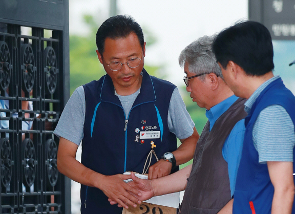 For parents with children attending autonomous private high schools (self-accidents), news of the cancellation of the designation of the self-employed high school was shocking.After the Sangsan High School in Jeonbuk and Andong Dongsan High School, Busan Haeundae High School has been eliminated from the re-designation of its own high school, and the opposition of the school and parents is getting bigger.The Judgment of the first trial of the Cheong Wa Dae and the Cabinet personnel, who were handed over to the trial for obstructing the establishment and activities of the Special Investigation Committee (Special Committee) for the Sewol ferry disaster, also came out.All of the indicted people were suspended or acquitted, and when they were spared from prison, the families of the Sewol victims were shocked.And it was a long week when Kim Myung-hwan, chairman of the National Min-Ju Trade Union Federation, was arrested and released after six days of arrest.The keywords this week are △ Song Joong-ki and Song Hye-kyo divorce △ cancellation of self-inflicted △ The Judgment of the first trial of Seowall special investigation △ Kim Myung-hwan release.Song Joong-ki and Song Hye-kyo couple break down ..The spread of Jirashi caused the hard-line legal response actors Song Joong-ki and Song Hye-kyo couple to break down.It was only a year and eight months since they married. The two, called the Song Song Couple, appeared together in the drama Dawn of the Sun broadcast in February 2016 and developed into lovers.The two men announced their marriage on July 5, 2017, and on October 31 of that year, they married the century with the interest of Asian fans such as China and Japan as well as domestic.But the relationship between the couple did not last long; the news of their breakup was released to the public as their legal representative said on the 27th that they had filed a divorce settlement application with the Seoul Family Court.Song Joong-ki said, Both of them are hoping to finish the divorce process smoothly rather than criticizing each other.Song Hye-kyo also said, The two sides have not overcome the difference, so we have to make this decision.Both said that the details of the story are about privacy, so they can not disclose it in detail.As news of the divorce of the Song Song Couple was reported, unconfirmed rumors about the cause of the destruction of the two people spread rapidly in the form of Jirashi (information magazine), centering on social network services (SNS) and various community sites.Jirashi is suffering serious damage to the people around the two, including the blindness of the third party.Both agencies of Song Joong-ki and Song Hye-kyo were wary of false facts and dissemination of the divorce proceedings.Song Joong-ki also stressed that he would legally respond to the related Jirashi.Actor Park Bo-gum, who appeared in Jirashi, also said he would respond to various rumors and speculative reports.Sangsan High School, Ansan Dongsan High School, etc., have been operating for nearly 20 years, and the shock is spreading as they are pushed to Danger.After the decision to cancel the designation of the company on the 20th, Sangsan parents and members of the general meeting are holding a rally every day.Ansan Dongsan High School Parents Association and Emergency Response Committee also held a protest rally in front of the Seoul Metropolitan Office of Education on the 26th.Ansan Dongsan High School Parents Association said it will hold a relay protest picket protest in front of the Seoul Metropolitan Office of Education before the Ministry of Educations approval process for cancellation of the designation is underway.The families of the Sewol ferry families immediately protested the courts Judgment result; on that day, about 40 families of the Sewol ferry families visited the court to watch the first trial The Judgment.Those who wore yellow T-shirts and vests were criticized by the court staff for loudly criticizing the former chief of staff in the audience before the trial.After the Judgment results came out, the families said in the court that this is the law and you have not been able to find out the truth because you have interfered with the activities of the special committee.Some of the families who were in a fever fainted and were taken to an ambulance.Kims release is expected to affect the future government struggle of the Min-Ju Federation of Trade Unions.After Kims decision to release the chairman, the Min-Ju trade union said, The Min-Ju trade union will convene and discuss and announce an urgent meeting after the release of the chairman in connection with the future struggle plan.Min-Ju has announced a general strike of irregular workers in the public sector next month and a general strike of the entire Min-Ju union following the Ulsan National Workers Convention this month following the arrest of Kim.bak Soon-yeopSong Joong-ki and Song Hye-kyo couple divorce news spread the legal response. Haeundae High School canceled the designation of the company. The parents and alumni protest continued to the Danger, and the defendants were exempted from the 