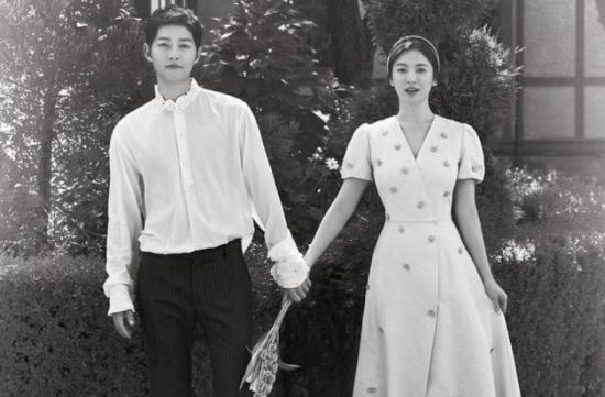 The news of the divorce of Actor Song Joong-ki and Song Hye-kyo (hereinafter referred to as Song Couple), which was called a couple of the century, has been gathering topics every day.The Father of Song Joong-ki was ranked # 1 in the real-time search query of online portal site.This is because Song Joong-kis Song Joong-ki Natural History Museum, London, which was set up in the main house of Song Joong-ki, disappeared and speculation was raised that Song Joong-kis father had removed it.According to various entertainment media including Diet News 24 on the 29th, banners such as TVN Asdal Chronicle and movie Gunhamdo are currently on air at Song Joong-kis main house located in Secheon-dong, Dong-gu, Daejeon.However, the banners related to KBS2 Dawn of the Sun and Song Hye-kyo, which appeared together with Song Song Couple, disappeared.Some netizens have speculated that Song Joong-kis father, who had been managing the site, had removed the photo as news of the divorce was announced.The main house of Secheon-dong, called Song Joong-kis birthplace, is the house where Song Joong-ki was born and raised.Song Joong-ki father opened his house to the public after the Sun Generation syndrome in 2016 with Song Joong-ki Natural History Museum, London.It was called Song Joong-ki birthplace in the sense that it was a historic house that four generations had been together since my great-grandfather before Song Joong-ki.In front of the house, Song Joong-kis work and life-sized signboards were erected, and inside the house, it was known as a pilgrimage place for fans because it was filled with materials containing his growth process.After the announcement of the marriage of the Song Song Couple in July 2017, the Song Joong-ki father said, Song Joong-ki often comes down and goes to rest.Song Hye-kyo also came down and slept. Along with this, Song Joong-kis fathers past interviews and unusual love for his daughter-in-law are also being reexamined.When Song Song Couple married, Song Joong-ki said in an interview with the sports trend, I am a little sorry that the bride is a little older, but I did not oppose marriage.Of course its a celebration, said Song Joong-ki, who had asked him to become the man who can take responsibility as the head of the family.Anecdotes that cheered for her daughter-in-law Song Hye-kyo after their marriage are also being reexamined.Song Joong-ki father had gathered topics after it was announced that he sent a letter to his acquaintances last November and asked for the main room shooter of his first drama return, Boyfriend, after Song Hye-kyos marriage.At that time, Song Joong-ki emphasized Song Hye-kyo as pretty daughter-in-law and emphasized the drama as Chemie, the first time in the world. He said, It is a work that I married after the end of the sun and is shooting for the first time.I would like to ask you to watch the main room and promote a lot around you. He also said, Is your daughter-in-laws love a father-in-law? He said, I want your daughter-in-laws drama to be a better actor in the world.Song Joong-ki and Song Hye-kyo met in 2016 as the descendants of the sun and developed into lovers and married in October 2017.But after a year and eight months of marriage, Song Joong-ki broke down when he filed for divorce settlement.On the reason for the divorce, Song Hye-kyo said, I did not overcome the personality difference.