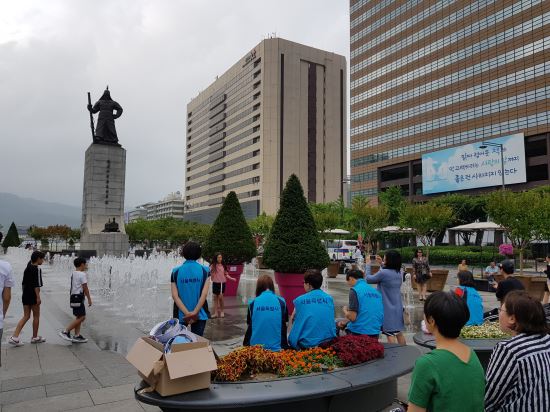서울 시민들과 서울시 관계자들이 대형 화분들이 설치된 광화문광장을 둘러보고 있다. 오주환 기자