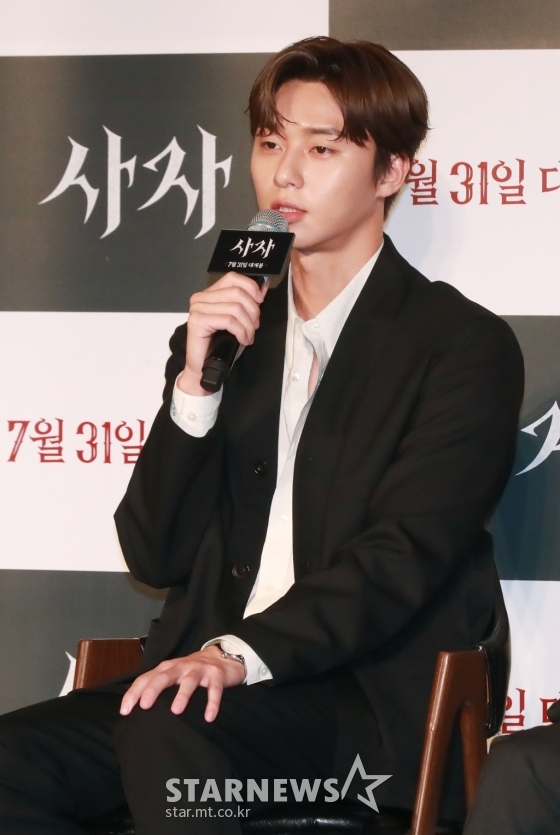 Actor Park Seo-joon mentioned his appearance in the movie The Parasite (director Bong Joon-ho) with Choi Woo-shik, Best Friend. He also expressed his candid feelings about the box office success of The Lion (director Kim Joo-hwan).Park made a special appearance as a friend of Choi Woo-shik in the movie Psychiatric released on the 30th of last month. It was an honor to be featured in Parasite .I am grateful to director Bong Joon-ho for his participation in a good work. I am now inseparable from Mr. Woo-sik.Park said, I think it is difficult to get a lot of opportunities to work together, small or big, for a while.I hope that I will continue to grow with good influence in the future even after leaving it. Psychiatric recently hit the box office with 9.35 million viewers. Park appeared with Choi Woo-shik to express his candid feelings about the box office of the more special movie Lion.Park said, The wind is beyond the break-even point. The result is actually a cautious part of anticipation.Everyone thinks so, but there were many similar genres of movies, but I hope that it will be a chance for many people to go fresh to other points and find theaters. Park Seo-joon and his best friend Choi Woo-shik are curious about what chemistry will be like as a lion after parasite.