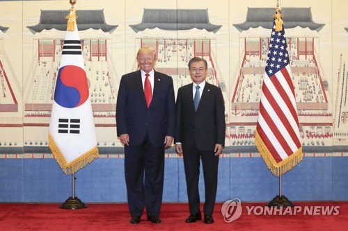 회담 앞둔 한미정상 (서울=연합뉴스) 한상균 기자 = 문재인 대통령과 트럼프 미국 대통령이 30일 청와대에서 정상회담 전 기념촬영을 하고 있다. 2019.6.30 xyz@yna.co.kr