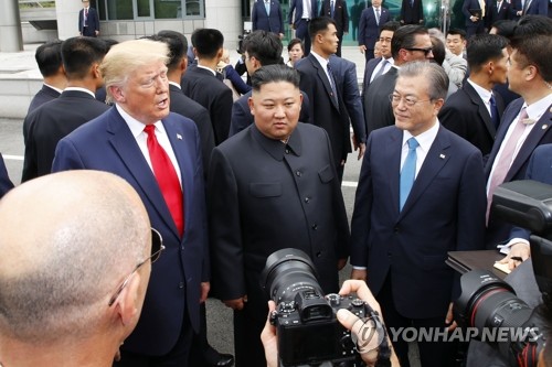 판문점에서 모인 남북미 정상 (서울=연합뉴스) 배재만 기자 = 문재인 대통령이 30일 오후 도널드 트럼프 미국 대통령과 판문점을 방문해 김정은 북한 국무위원장을 만나고 있다. 2019.6.30 scoop@yna.co.kr