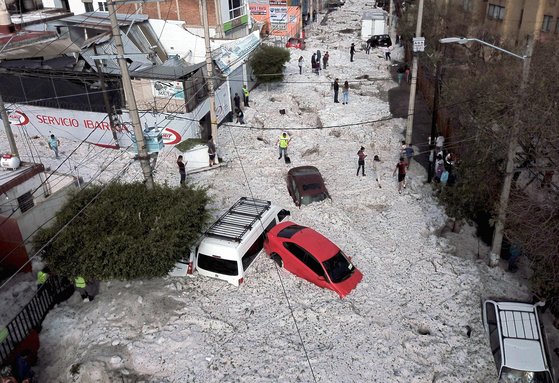 30일 새벽부터 온 우박과 빗물이 엉키면서 우박이 1m 높이로 과달라하라 도로에 쌓여 있다.[AFP=연합뉴스]