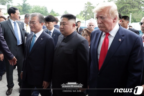문재인 대통령과 도널드 트럼프 미국 대통령이 30일 오후 판문점에서 김정은 북한 국무위원장을 만나 회동을 위해 입장하고 있다./사진=청와대 페이스북