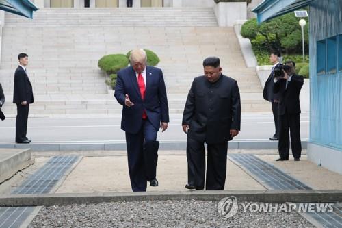 (판문점=연합뉴스) 배재만 기자 = 도널드 트럼프 미국 대통령과 북한 김정은 국무위원장이 30일 오후 판문점 군사분계선 북측 지역에서 만나 인사한 뒤 남측 지역으로 향하고 있다. 2019.6.30