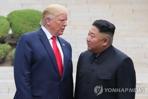 (판문점=연합뉴스) 배재만 기자 = 도널드 트럼프 미국 대통령과 북한 김정은 국무위원장이 30일 오후 판문점 군사분계선 북측 지역에서 만나 인사한 뒤 남측 지역으로 이동하기 전 대화하고 있다. 2019.6.30