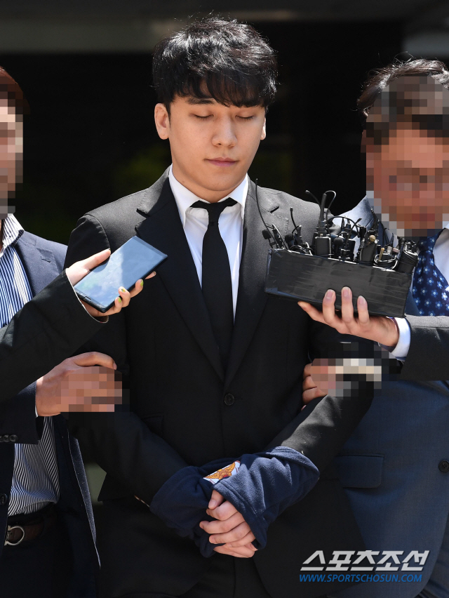 The Korean Wave is being hit by bad news.Following the Burning Sun Golden Gate Bridge brought by former BIGBANG member Seungri, YG was reeled as the sex entertainment of former YG Entertainment (hereinafter referred to as YG Entertainment) producer continued to be suspected of being involved in the drug case.Song Joong-ki and Song Hye-kyo, who were noted as couples of the century here, once again shocked by the divorce.Of course, BTS has won two Billboard Music Awards, causing a worldwide sensation. Director Bong Joon-ho has won the first Golden Palm of Korean film at the Cannes International Film Festival as a parasite, but it is true that the status of the Korean Wave has been cracked by a series of unsavory incidents.Seungri was sent to the prosecution for prosecution on charges of seven charges, including prostitution, prostitution, violation of the Food Sanitation Act, embezzlement in business, embezzlement in business under the Special Act, violation of the Act on the Punishment of Sexual Assault (picture of using cameras, etc.), and evidence destruction teachers.Yang Hyun-suk is suspected of having sex with Thai financiers Bob in 2014, Malaysian wealth and Joe Low when they visited Korea, and arranged for overseas prostitution for Joe Low.Yang Hyun-suk attended the Seoul Metropolitan Police Service Susa University on June 26 as a reference and received a survey for over nine hours.Yang Hyun-suk is also suspected of intervening in the drug case of BIGBANG Tower and icon Mamdouh Elsbiay, forming a collusion with prosecutors and police, and thus covering up the case.The Metropolitan Police Service in southern Gyeonggi Province is forming a Mamdouh Elsbiay dedicated team, and the prosecution is distributing the case to the Seoul Central District Prosecutors Office, and both the prosecution and the police are grinding the knife to reveal suspicions of collusion with Yang Hyun-suk.But there is a bigger problem.In the process of Susaing the Burning Sun Golden Gate Bridge centered on victory, Seungri, Jung Jun-young, and FT Islands Choi Jong-hoon were found to have circulated videos of sexual intercourse with women in the KakaoTalk group chat room.K - POP The Artists were not a situational factor such as anti-Korean sentiment, but they were falling due to personality problems and the foreign media showed great interest.In particular, Japan has focused on Scandals direction by publishing related reports one after another, including Kyodo News Agency Asahi Shimbun Sankei Shimbun.The problem is that this Scandal could have a negative impact on the Korean Wave itself beyond the parties involved in the incident, and Japanese music officials also noted that if BIGBANGs Japan record company Avex gets bigger, it is likely to distance itself from BIGBANG.Furthermore, there is a possibility that the contract of K-POP group itself will be avoided in Japans record company or local agency.It is a danger that the foundation of K - POP, which has been difficult to solve the personal personality problem, can be shaken.The Song Joong-ki Song Hye-kyo couple, who developed into a real couple in the KBS2 drama Dawn of the Sun, also announced a divorce on the 27th.Song Joong-ki said on the 27th, I received an application for divorce settlement at the Seoul Family Court on the 26th.Both hope to end the divorce process smoothly rather than blame each other for the wrong thing.I would like to ask you to understand that it is difficult to tell the story of privacy one by one. Song Hye-kyo also said that he decided to divorce due to personality difference.The Sun Generation itself has attracted syndrome with a record of nearly 40% of the audience rating, and the Asian region has been popular so far, so domestic and foreign attention has been focused on the divorce news of the two people.However, in this process, various rumors were mass-produced and a aftermath was blowing.Park Bo-gum became the main character of the rumor, and Song Hye-kyo and Song Joong-ki have never lived in their honeymoon home and have been separated since September last year.Park, who appeared in Dawn of the Sun, entered a lawsuit with her ex-husband Bill Stax.Bill Stacks filed a complaint saying that Park Hwanhee did not send child support to his son, and that he continued to defame him through SNS.Bill Stacks also claimed that after the divorce, Park had never seen his son before, but recently met his child with Bill Stacks recommendation, and did not pay 900,000 won for each month.Park Hwanhee said, I had a moment of affair, but I am not a bad mother.It was Taebaek city where the cast of Dawn of the Sun continued to be rumored and the wrong fire was made; Taebaek city is the location of the Dawn of the Sun filming.Taebaek city restored the set with 270 million won when the Sun Generation became popular throughout Asia and opened in August 2016.Taibaek city, which attracted tourists with statues that reproduced the kissing scenes in the drama of Song Hye-kyo and Song Joong-ki, was in a difficult situation due to their destruction.The Taebaek Couple Festival, which was held every summer since 2017, was also canceled ahead of the end of this month.The bad news has been repeated and the entertainment industry has also taken an emergency.Even if the personal privacy problem such as divorce can not be helped, it is getting touch with excessive rumor mass production.In fact, Park Bo-gum expressed displeasure at being the main character of Song Joong-ki Song Hye-kyos rumor through the so-called Jirashi and suggested a strong legal response without prior or consensus.There is also a high voice of self-reliantness that the standards for personality problems of the artist should be more stringent.Victory events, Park Yoochun events, and various school violence controversy continue, and controversy continues, and reflection and improvement on the image of K-POP has been lost.An official said, Honestly, it is a difficult question whether the personality issue of The Artist will be regarded as the responsibility of the agency or limited to individual problems.It is impossible to manage the personality of an individual at the agency level and it is a problem that can not come up with measures.However, if we present a clear vision of the future through sufficient dialogue and constantly educate about the social responsibility that we have to bear as an entertainer close to the public, it will not be a little better. 