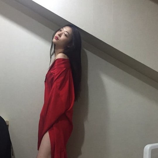 Sulli showed off her sensual pose.Sulli, a native of F-X, posted a picture on his instagram on July 2.Sulli is in a red dress, staring at the camera, leaning against the wall, her left shoulder line and legs boldly exposed. Sullis chic expression adds to the atmosphere.emigration site
