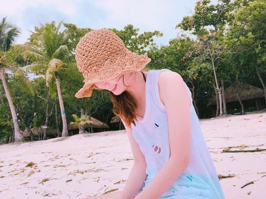 Actor Jeon So-min showed off his innocent beauty.On July 2, Jeon So-min posted a picture of the current situation on SNS.The photo shows Jeon So-min standing alone on a beach with a blue sea, and Jeon So-min is wearing a dress that is closely attached to her body and showing off her slender body line.Jeon So-min is appearing on the SBS entertainment program Running Man.hwang hye-jin