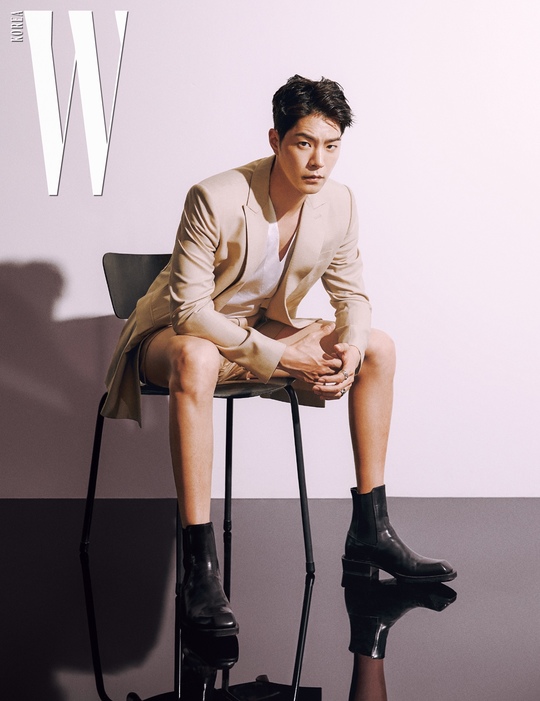 The July issue of W Korea, which shows the charm of Actor Hong Jong-Hyun, was released.In a recent photo released through fashion magazine W Korea (Double Korea), Hong Jong-Hyun caught the attention by revealing the charm of the pale color without hesitation.Hong Jong-Hyun in the public picture showed a changeable charm by going back and forth with formality and naturalness based on the style that he usually wears, such as jacket, pants and Chelsea boots, which fit fit perfectly.kim myeong-mi