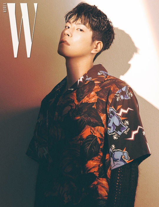 The July issue of W Korea, which shows the charm of Actor Hong Jong-Hyun, was released.In a recent photo released through fashion magazine W Korea (Double Korea), Hong Jong-Hyun caught the attention by revealing the charm of the pale color without hesitation.Hong Jong-Hyun in the public picture showed a changeable charm by going back and forth with formality and naturalness based on the style that he usually wears, such as jacket, pants and Chelsea boots, which fit fit perfectly.kim myeong-mi