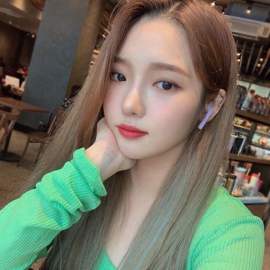 Roh Ji-sun showed off the final number one visual of the audition.Group PromisNine (fromis_9) member Roh Ji-sun wrote on the official Instagram on July 2, Im hot and I miss you already.I drink a lot of water. In the photo, Roh Ji-sun wears an air pod in a light blue golgi tee; he has a chin, a sharp nose and dark double eyelids.han jung-won