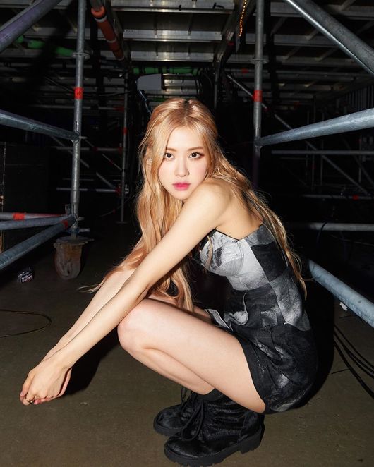 Girl group BLACKPINK Rosé gave a special heart to fans.BLACKPINK Rosé posted several photos on his instagram on the 2nd, along with an article entitled Blink, you were the blessing of this tour.The photo shows BLACKPINK, who is on a world tour, preparing for the stage. Rosé poses variously under the stage and takes pictures.The innocent Rosés visuals and sullen body attract attention.Meanwhile, BLACKPINK, which Rosé belongs to, released a new album Kill Dis Love in April and then conducted a world tour.