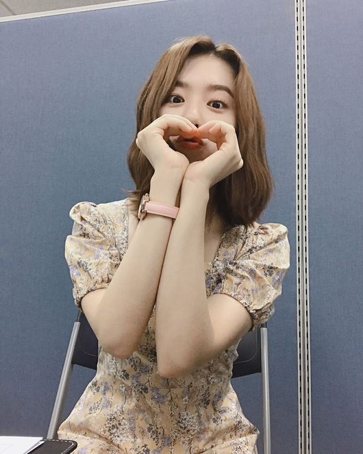 Kim So-hye posted a picture on his instagram on the 2nd with an article entitled I like ice water.The photo showed Kim So-hye, who was taking pictures in a place that looked like a waiting room. Kim So-hye showed off her cute charm by making hearts with her fingers.In addition, he posted a tag for the Gourmet Gourmet, which predicted his appearance.On the other hand, Kim So-hye will join Io Ai, who is scheduled to come back in October.