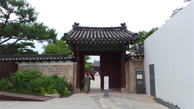 의거 현장인 금호문의 현재 모습. 주변 환경공사 중이다. 경복궁의 서문인 영추문과 같은 것으로 궁중 벼슬아치들이 드나들던 작은 문이다.
