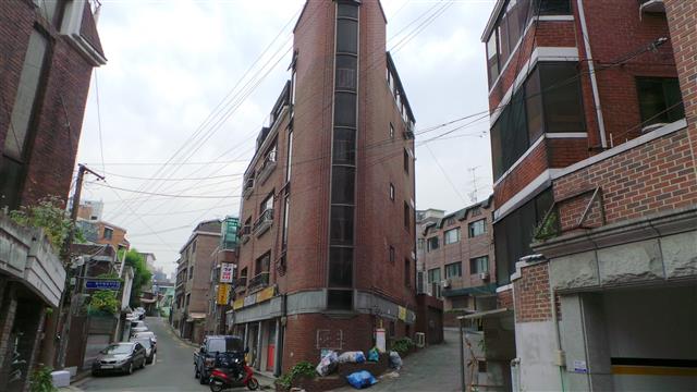 서울 서대문구 북아현동 가구 거리 뒤쪽에 있는 송학선 의사 옛 집터. 두 갈래 길의 가운데 있는 5층짜리 다세대주택 자리가 송 의사의 집이 있던 곳이다.