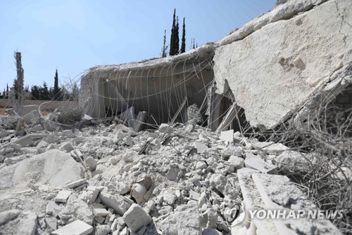 미군의 시리아 북서부 공습 후 파괴된 알레포 남서부 건물 [AFP=연합뉴스]
