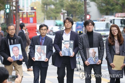 신일철 항의방문하는 한일 시민단체·강제징용 피해자측 변호인 작년 11월 한국과 일본의 시민단체 활동가와 강제징용 소송 피해자측 변호인이 12일 도쿄 신일철주금(현 일본제철) 본사를 방문해  한국 대법원의 손해배상 판결 이행을 촉구하는 요청서를 전달하는 모습 [연합뉴스 자료사진]