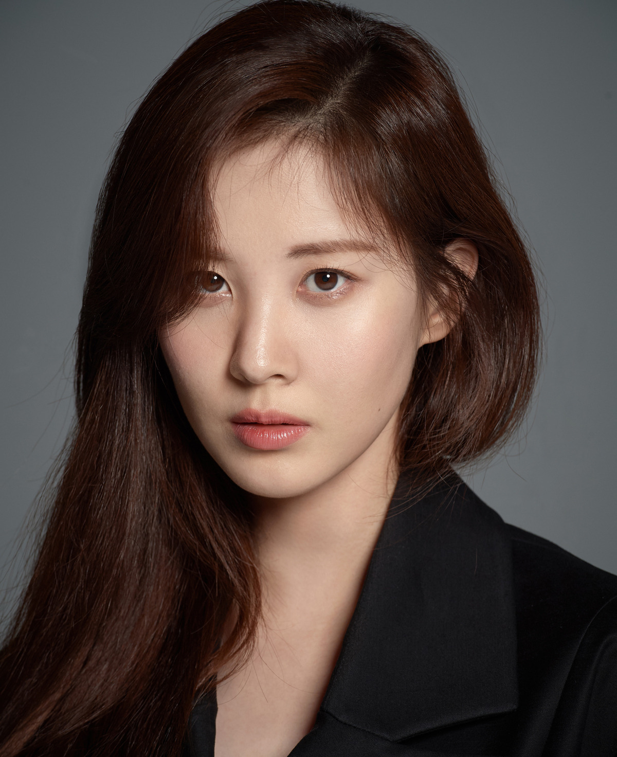 Seoul) = A new profile photo of actor Seohyun has been released.Seahouns agency, Namoo Actors, released a new profile photo of Seahoun on its official website on the afternoon of the 3rd.In the photo, Seohyun captivates his gaze with charisma and innocence.He wears a suit and emits charisma with a tough look, and he catches the eye with a pure atmosphere with a white shirt and jeans.Growing from girl to GLOW, the new look of matured Seohyun makes you look forward to the future more.Meanwhile, Seohyun signed an exclusive contract with Namoo Actors to signal full-fledged activity as an actor; he is currently reviewing his next film.