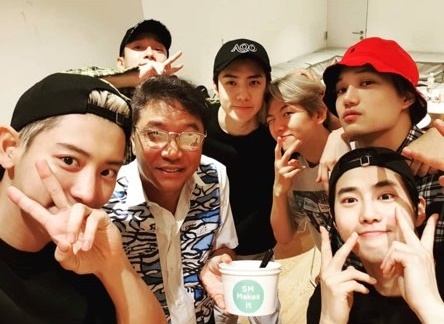 On the 3rd, Chanyeol posted a picture on his SNS with an article called SMTOWN.In the public photos, Lee Soo-man and Exo members Chanyeol, Suho, Kai, Chen, Sehun and Baekhyun pose together.Lee Soo-man was reported to have spent a warm time visiting the scene where Exo was practicing concert the day before, encouraging and encouraging members.Meanwhile, EXO will hold its fifth solo concert EXO PLANET #5 - EXpLOration - (XO Planet #5 - Exploration -) from 19th to 21st and 26th to 28th.