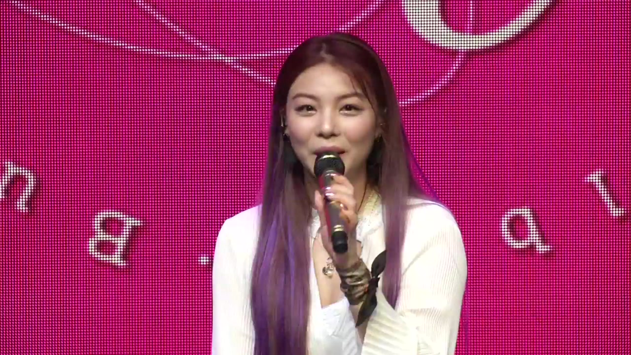 Singer Ailee returned after two years and eight months with her second album, Butterfly. Unlike the past, which emphasized high-pitched music, she said she was more concerned about choreography and performance this time.Ill listen to the title song Room Shaker myself. Ailee took charge of the entire production of this album.The brilliant artists such as Exo Chen and DJ Koo (DJ Ku) are also attracting attention by participating in the song work. What about the impression that they returned to their new album after a long time?Ill listen to Ailee myself.