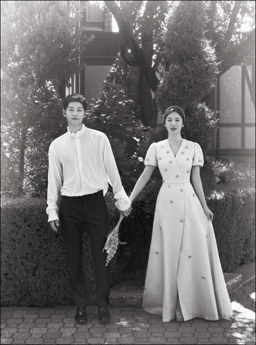 As it is news of the top star, it is still attracting hot attention.Especially, it shows interest in the background of broadcasting, newspaper, etc. around the application for divorce mediation, and it captures the attention of the public for more than a week.On SBSs Midnight of Full Entertainment broadcast on the 2nd, Song Joong-ki also reported on the divorce of Song Hye-kyo.If you are in the process of mediation related to divorce in the case of entertainers or celebrities, at least until you reach an agreement, you must ask the officials to keep secret, a divorce lawyer said.However, Song Joong-ki said that he had entered the divorce settlement application as soon as he received the court.The lawyer said, It seems that Song Hye-kyo has a message that he should actively work on agreements and consultations.Song Joong-ki received a divorce settlement application against Song Hye-kyo in the family court through a legal representative on the 26th.Song Joong-ki said, I hope to finish the divorce process smoothly rather than criticizing each other by considering each others mistakes.Regarding the specific reasons for divorce, the legal profession has suggested that Song Joong-ki and Song Hye-kyo were intended to divorce as soon as possible.Song Joong-ki and Song Hye-kyo married on October 31, 2017, but they were broken up in a year and eight months.