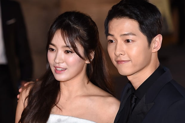 Analysis related to the wave of the Song Song Couple is coming out in various angles, and attention is focused.In SBS full entertainment midnight broadcast on the last two days, Song Hye-kyo and Song Joong-ki reported the divorce news.If entertainers or celebrities are in the process of divorce mediation, they will be secretly sent until at least an agreement is reached, said a divorce lawyer who appeared on the show.The fact that Song Joong-ki made a statement to the media the next morning as soon as he received the divorce mediation application to the court seems to contain a message to Song Hye-kyo that he should actively work on agreements and consultations.Unlike divorce mediation, the court will give a period of consideration when applying for divorce, he said. Some legal circles believe that the two people were intended to divorce as soon as possible. .OBS TV Unique Entertainment News said, I think Song Joong-ki, who learned to cover his privacy in the media, has released it in response to preemptive response.If it is to be released anyway, I tried to refrain from spreading speculative reports. Song Jung Ki and Song Hye Kyo met in 2016 as a drama Dawn of the Sun and married on October 31 of the following year, but they were hit by a break.Song Joong-ki, a legal representative, said on June 26 that he received an application for divorce settlement on behalf of Song Joong-ki and the Seoul Family Court. Song Hye-kyos agency also said, We are going through divorce process after careful troubles.