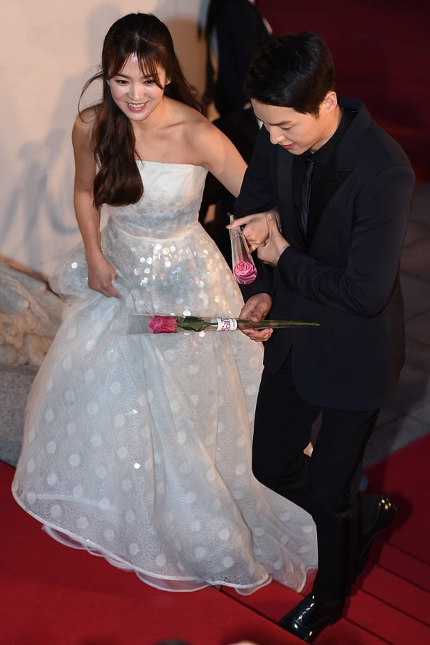 Analysis related to the wave of the Song Song Couple is coming out in various angles, and attention is focused.In SBS full entertainment midnight broadcast on the last two days, Song Hye-kyo and Song Joong-ki reported the divorce news.If entertainers or celebrities are in the process of divorce mediation, they will be secretly sent until at least an agreement is reached, said a divorce lawyer who appeared on the show.The fact that Song Joong-ki made a statement to the media the next morning as soon as he received the divorce mediation application to the court seems to contain a message to Song Hye-kyo that he should actively work on agreements and consultations.Unlike divorce mediation, the court will give a period of consideration when applying for divorce, he said. Some legal circles believe that the two people were intended to divorce as soon as possible. .OBS TV Unique Entertainment News said, I think Song Joong-ki, who learned to cover his privacy in the media, has released it in response to preemptive response.If it is to be released anyway, I tried to refrain from spreading speculative reports. Song Jung Ki and Song Hye Kyo met in 2016 as a drama Dawn of the Sun and married on October 31 of the following year, but they were hit by a break.Song Joong-ki, a legal representative, said on June 26 that he received an application for divorce settlement on behalf of Song Joong-ki and the Seoul Family Court. Song Hye-kyos agency also said, We are going through divorce process after careful troubles.