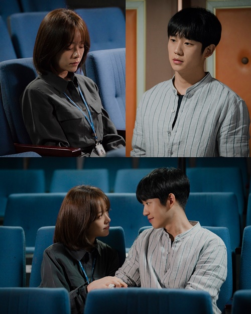 The moment was captured sharing the warm comfort of Han Ji-min and Jung Hae-in.In the MBC tree mini series Spring Night, which is broadcast today (3rd), questions are rising as Han Ji-min (played by Lee Jung-in) is in trouble, and the appearance of Yoo Ji-Ho hastily visited her.In the last broadcast, Lee Jung-in (Han Ji-min) was unable to resist anger at the attitude of Father Lee Tae-hak (Song Seung-hwan), who ignored Yoo Ji-Ho (Jeong Hae-in).Faders attitude to force him to marry Kwon Ki-seok (Kim Jun-han) without admitting his feelings was disappointing.In the end, there is a crisis in the relationship between Lee Jung-in and Yoo Ji-Ho in the conflict between the women who are not narrowed down.On the other hand, I wonder what caused Yoo Ji-Ho, who learned about Lee Jung-ins worries on the day, to come to the library in a hurry and worry about him.In particular, Lee Jung-in is surprised by the unexpected appearance of Yoo Ji-Ho.The figure of Yoo Ji-Ho, who looks at Lee Jung-in, who is reddened with eyes, and Lee Jung-in, who regained his smile on his comfort, warms the hearts of those who see faith and affection for each other.