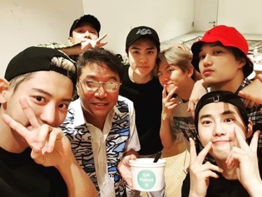 EXO X Lee Soo-man, SM Meet the Robinsons force Warming <p>Chanyeol is a 3 days of his SNS SMTOWN the phraseand the US said.</p><p>Revealed in the picture, Chanyeol and Chen, Sehun, back Hyun, Guardian, and Kai and Lee Soo-man of SM Entertainment, General producer were together. These are the affectionate atmosphere attracted attention.</p><p>Meanwhile, EXO is coming 19~21, 26~28, the fifth solo concert EXO PLANET#5 - EXplOrationand hold.</p>