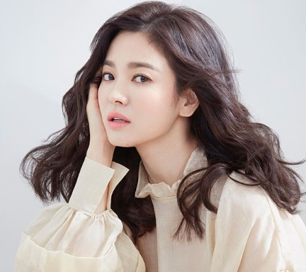 According to the Dong-A Ilbo, Song Hye-kyo will attend the China event of a cosmetics brand that he is working as a model on June 6.It is the first external activity after announcing the news that Song Jung-ki and the divorce process are going on on the 27th of last month.The cosmetics brand recently announced the participation of Song Hye-kyo in the event through Chinas Twitter, Wei Bo, but this post has been deleted as of March 3.It is known as a measure taken by the brand about Song Hye-kyo, which has been receiving public attention even though it suffers from personal pain of divorce because it is a top star.