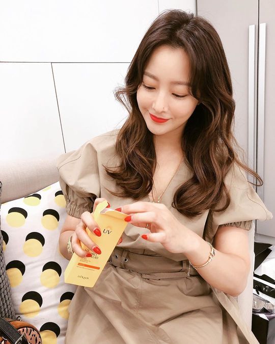 Actor Kim Hee-sun boasted of her beauty during the event.Kim Hee-sun posted a photo on his instagram on July 3.The photo shows Kim Hee-sun wearing sunscreen. Kim Hee-suns 43-year-old, who is unbelievable, has zero honey skin that catches his eye.delay stock