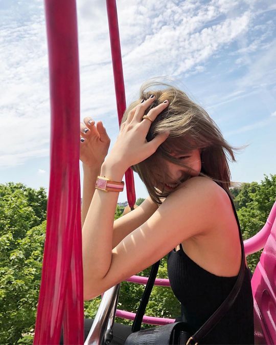Group Black Pink member Lisa has revealed her current status in Paris, France.Lisa posted two photos on her Instagram account on July 3.The picture shows Lisa smiling at the landscape, her forearm line catching her eye, her face as small as her perishing face.delay stock