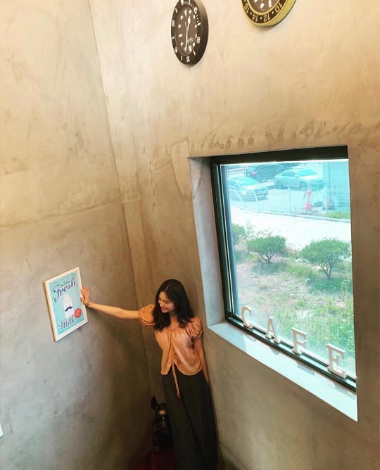 Actor Lee Elijah reveals the status of an atmosphere goddessLee Elijah posted a picture on his Instagram page on July 3.Lee Elijah in the public photo is smiling shyly as he poses next to a large window.Lee Elijahs elegant charm and emotional atmosphere, which are felt from afar, admires the viewers.Park So-hee