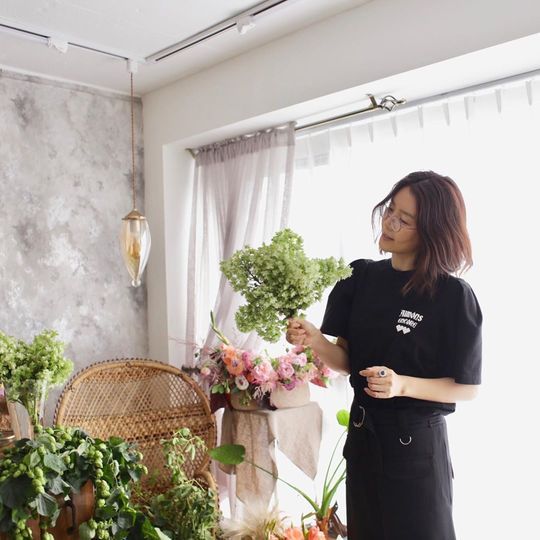 Actor Chae Jung-an has oozed a feminine charm.On July 3, Chae Jung-an posted three photos on his instagram with an article entitled Tteokkalsu soup. Why do you think of rice cake noodles?In the photo, there is a picture of Chae Jung-an, who is making a bouquet with a smile.Park So-hee