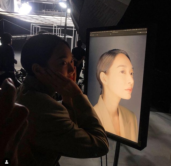 The scene of the commercial shooting of actor Shin Min-a has been revealed.On July 3, Shin Min-a agency AM Entertainment official Instagram posted a photo of Shin Min-as commercial shooting scene.In the photo, Shin Min-a is staring at one place with his chin next to his picture photo.Minah next to Minah, the agency explained the photo.Park Su-in