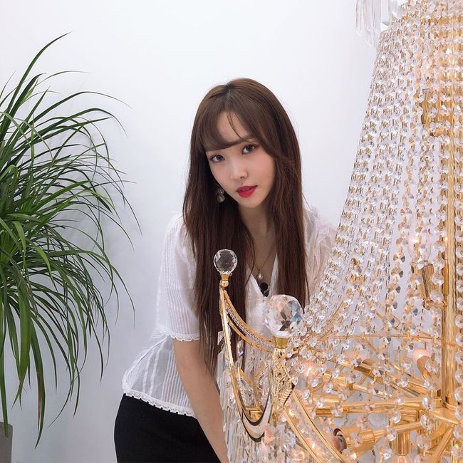 Yuju of group GFriend showed off her charm.Yuju posted a picture on the official GFriend Instagram on the 3rd with an article entitled Buddy ~ What are we doing!In the photo, Yuju poses next to a large chandelier, especially the beauty of Yuju, which is pure, catches the eye.Meanwhile, GFriend released his seventh mini album FEVER SEASON on the 1st and started his comeback with his new song FEVER.The GFriend title song Tropical Night (FEVER) is a song that likens the heat that does not cool down at night to Tropical Night, and will offer Summer of Passion to listeners this summer, with an exquisite mix of pop colors with drapes and light mumbaton rhythms that are different from the music of the existing GFriend.GFriend Instagram
