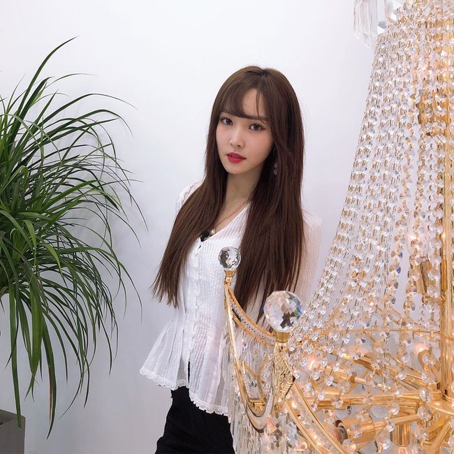 Yuju of group GFriend showed off her charm.Yuju posted a picture on the official GFriend Instagram on the 3rd with an article entitled Buddy ~ What are we doing!In the photo, Yuju poses next to a large chandelier, especially the beauty of Yuju, which is pure, catches the eye.Meanwhile, GFriend released his seventh mini album FEVER SEASON on the 1st and started his comeback with his new song FEVER.The GFriend title song Tropical Night (FEVER) is a song that likens the heat that does not cool down at night to Tropical Night, and will offer Summer of Passion to listeners this summer, with an exquisite mix of pop colors with drapes and light mumbaton rhythms that are different from the music of the existing GFriend.GFriend Instagram