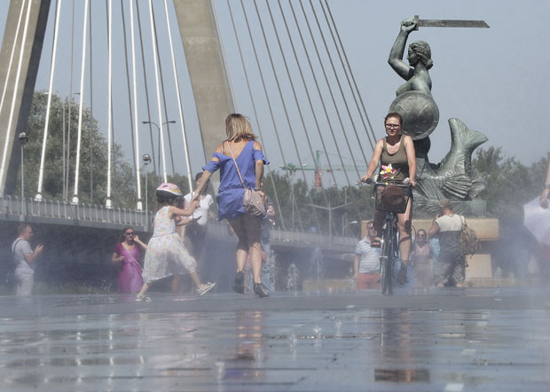 지난달 30일 폴란드 바르샤바를 덮친 열파로 더위에 지친 사람들이 비술라 강가에서 더위를 식히고 있다/사진=AP 연합뉴스