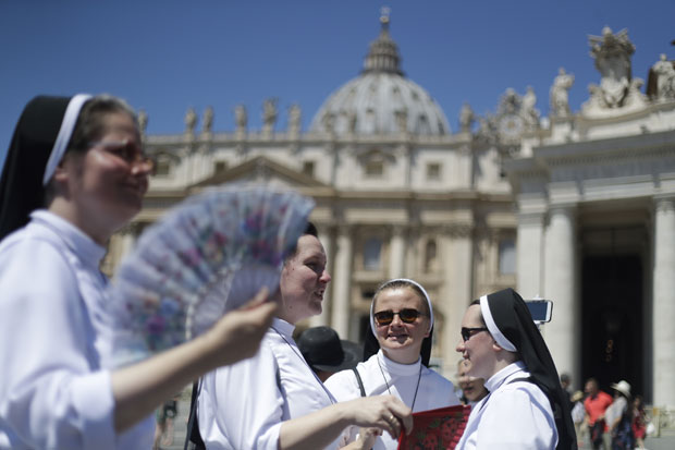 지난달 30일 바티칸 세이트 피터스 광장에서 수녀이 부채질을 하고 있다/사진=AP 연합뉴스